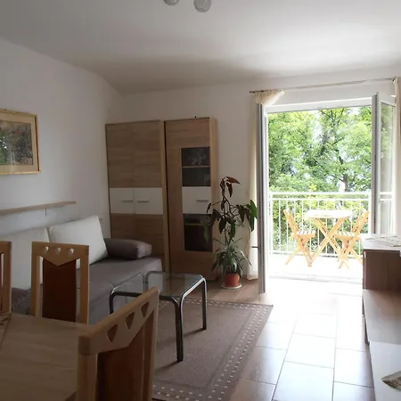 Oleandri A2 Mit Meerblickbalkon * Opatija